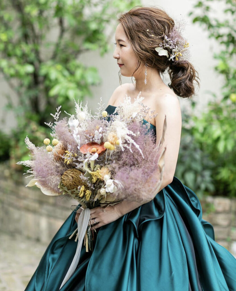 結婚式でオススメ！おしゃれなグリーンのカラードレス4選 | Kokomari