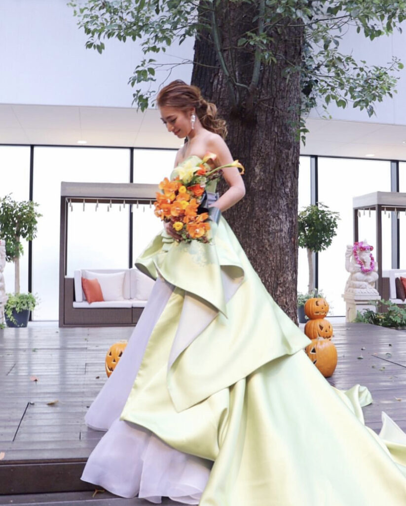 結婚式でオススメ！おしゃれなグリーンのカラードレス4選 | Kokomari